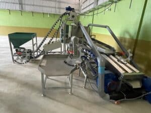 fábrica de caju no Camboja: descascadora automática